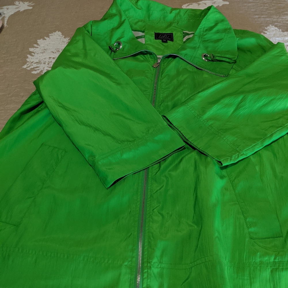 Ubu jacket, xl, 3/4 length sleeves, zip up. Has pockets. Gorgeous green color